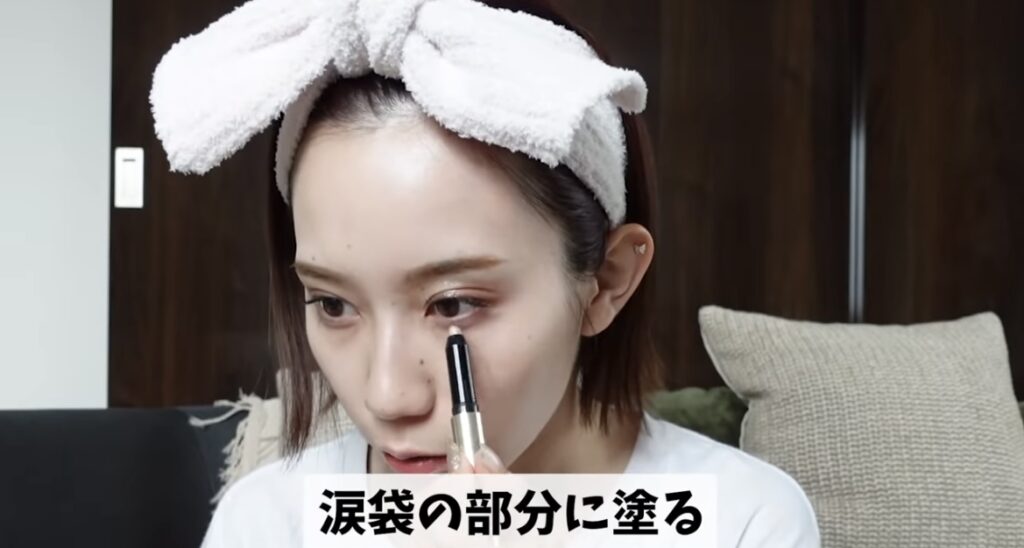 ばんばんざいみゆ「SNIDEL デザイニングペンシル 01」涙袋の部分に塗る